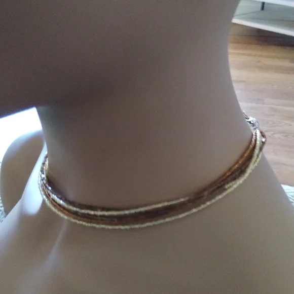 SALE: Elegant Pre-Owned Costume Jewelry Necklace - Picture 3 of 5